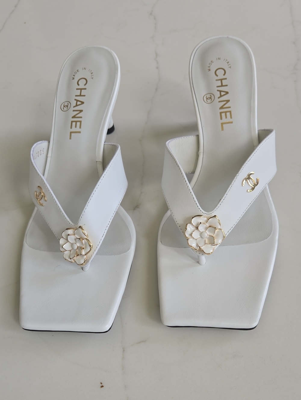 CHANEL White Leather Camellia Toe-Post Mules with Gold Accents